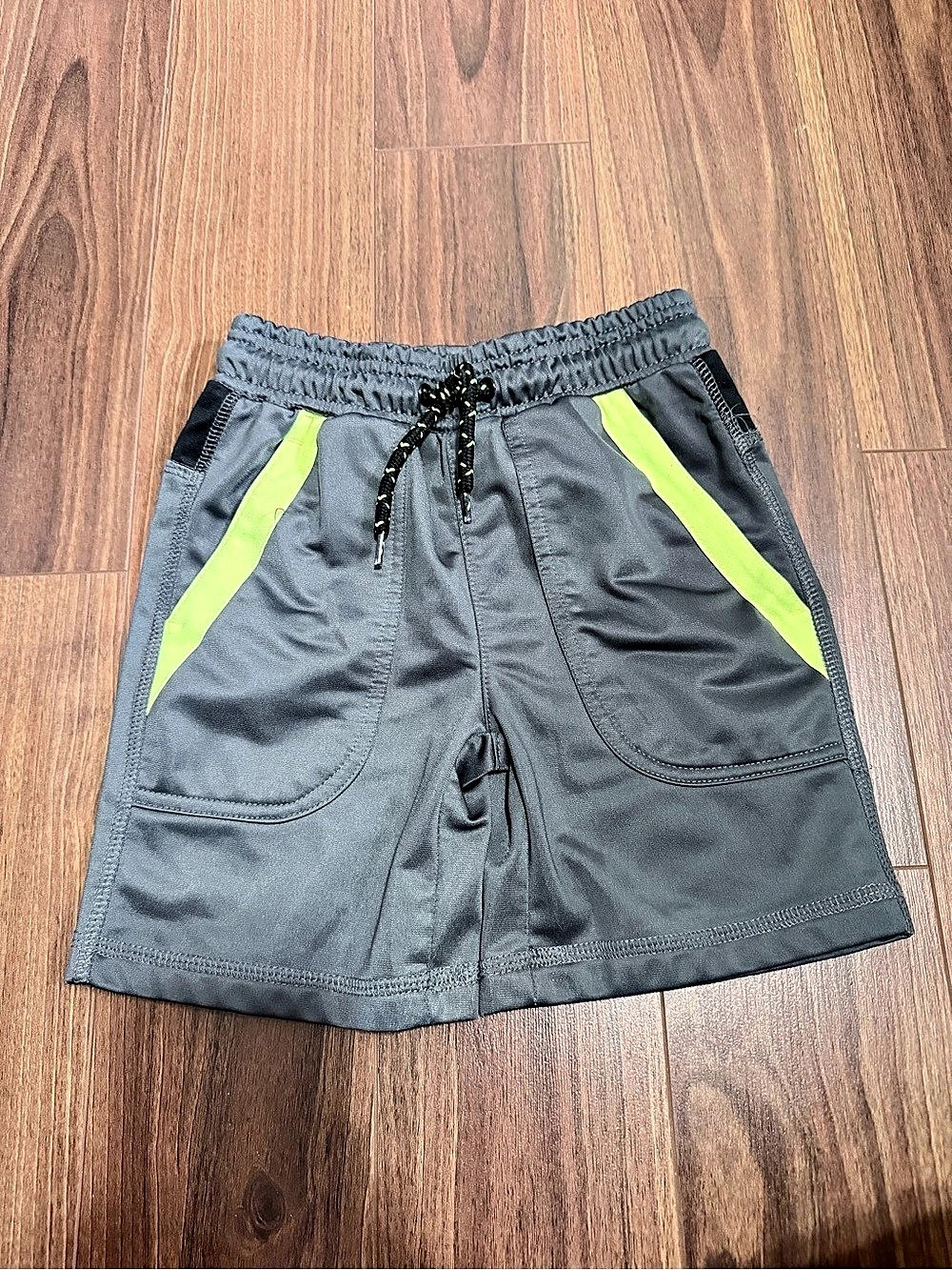 Ariella Boys Size 4 Athletic Shorts in Gray & Green Like New